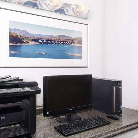 Super 8 By Wyndham Kingston Hotel Екстериор снимка