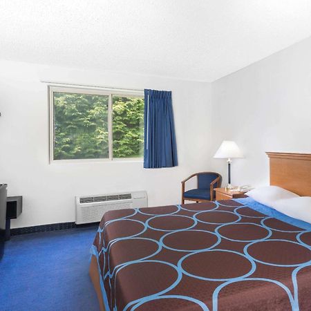 Super 8 By Wyndham Kingston Hotel Екстериор снимка