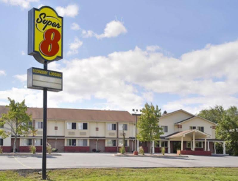 Super 8 By Wyndham Kingston Hotel Екстериор снимка