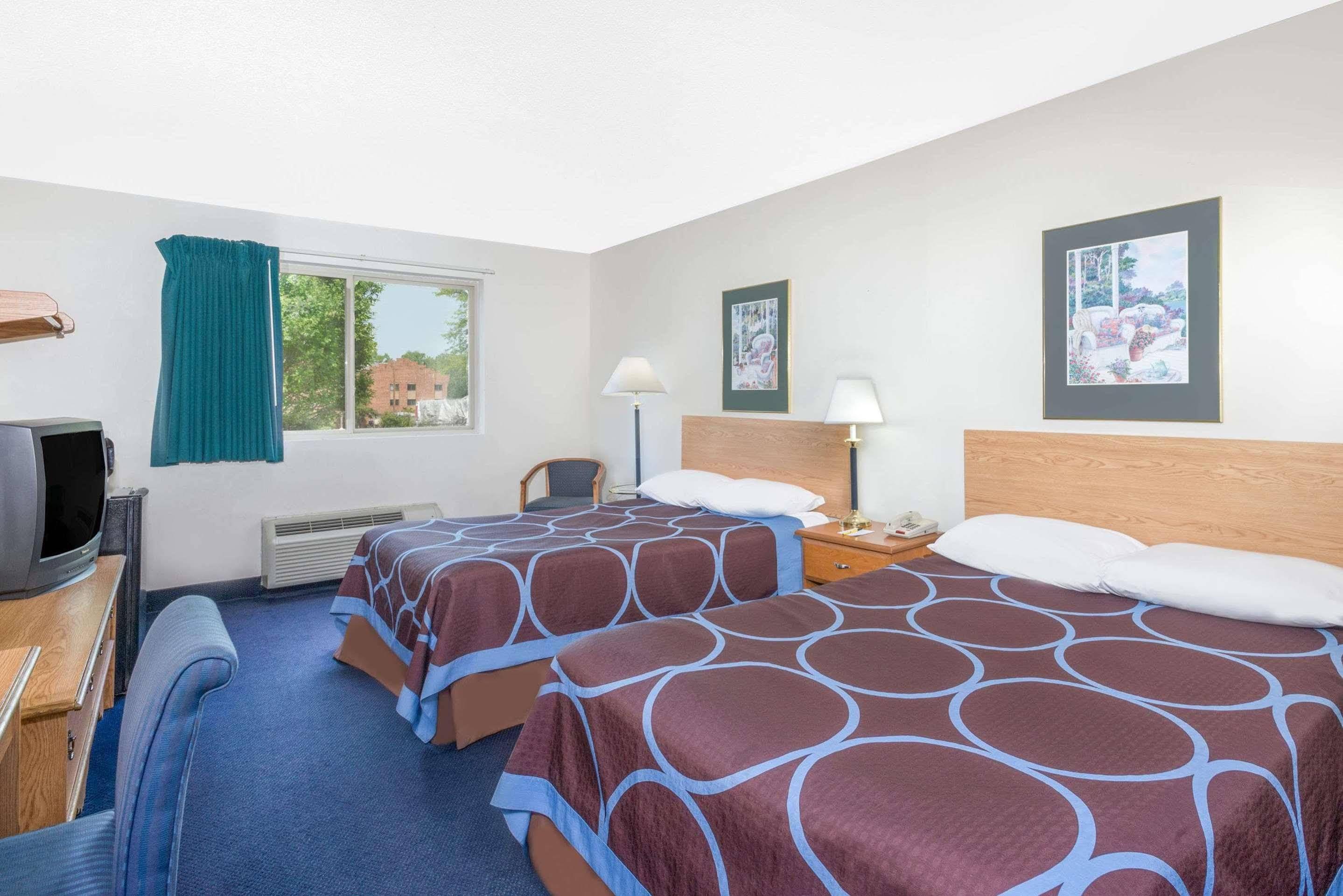Super 8 By Wyndham Kingston Hotel Екстериор снимка