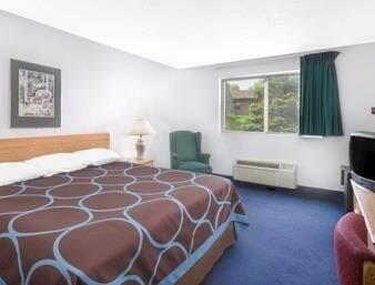 Super 8 By Wyndham Kingston Hotel Екстериор снимка