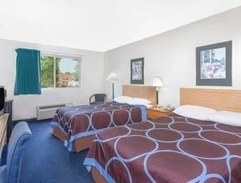 Super 8 By Wyndham Kingston Hotel Екстериор снимка