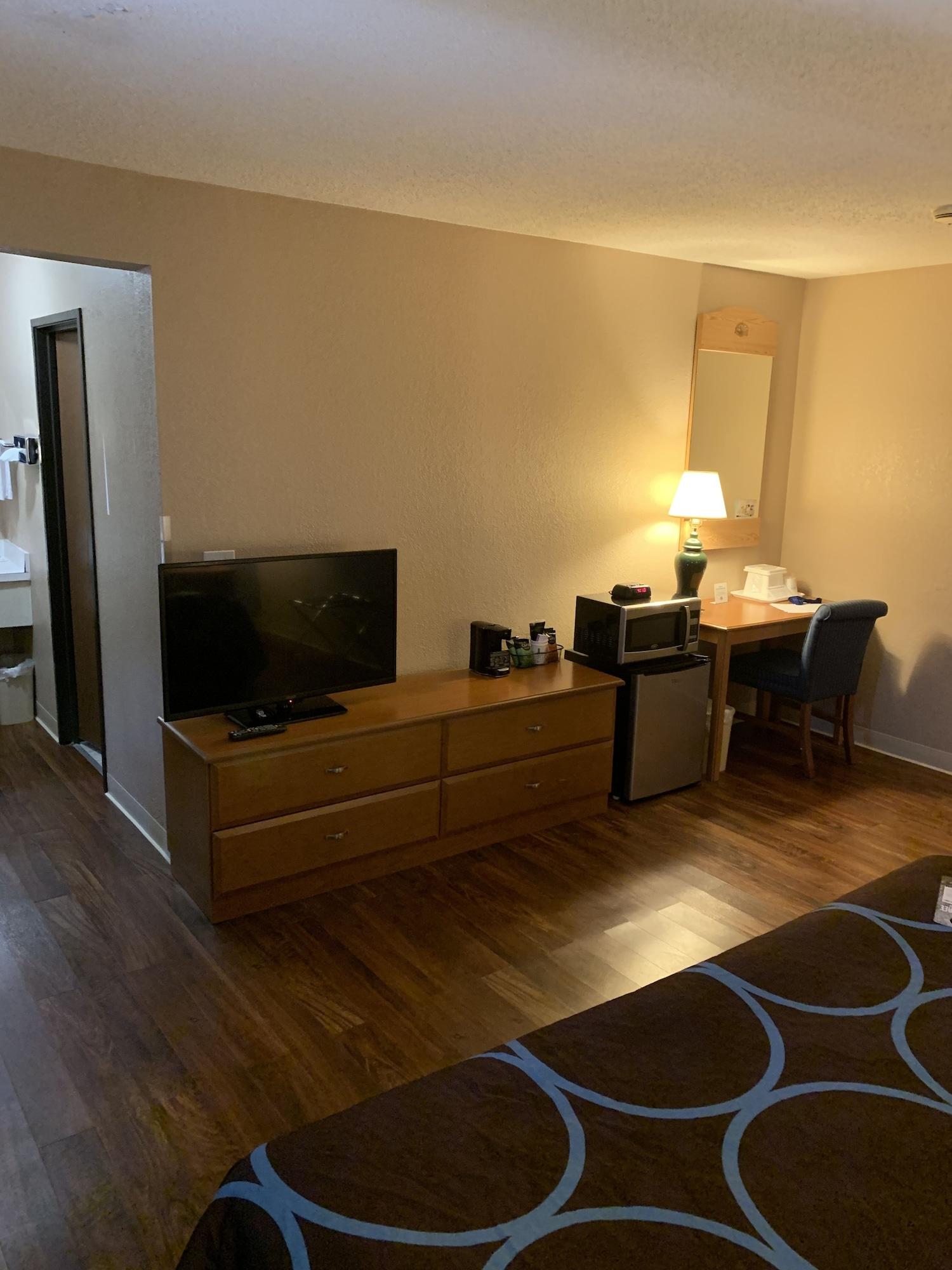Super 8 By Wyndham Kingston Hotel Екстериор снимка