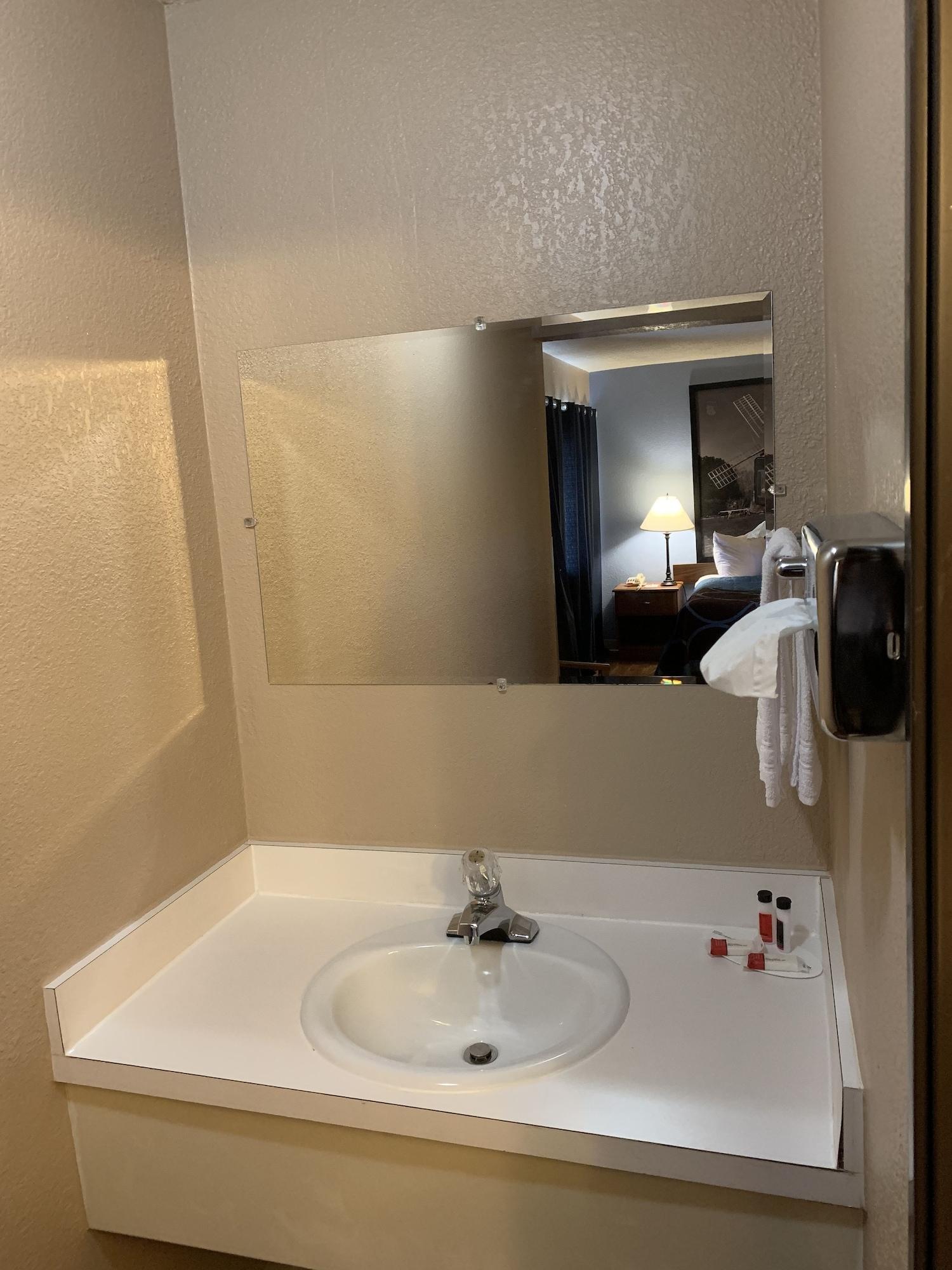 Super 8 By Wyndham Kingston Hotel Екстериор снимка
