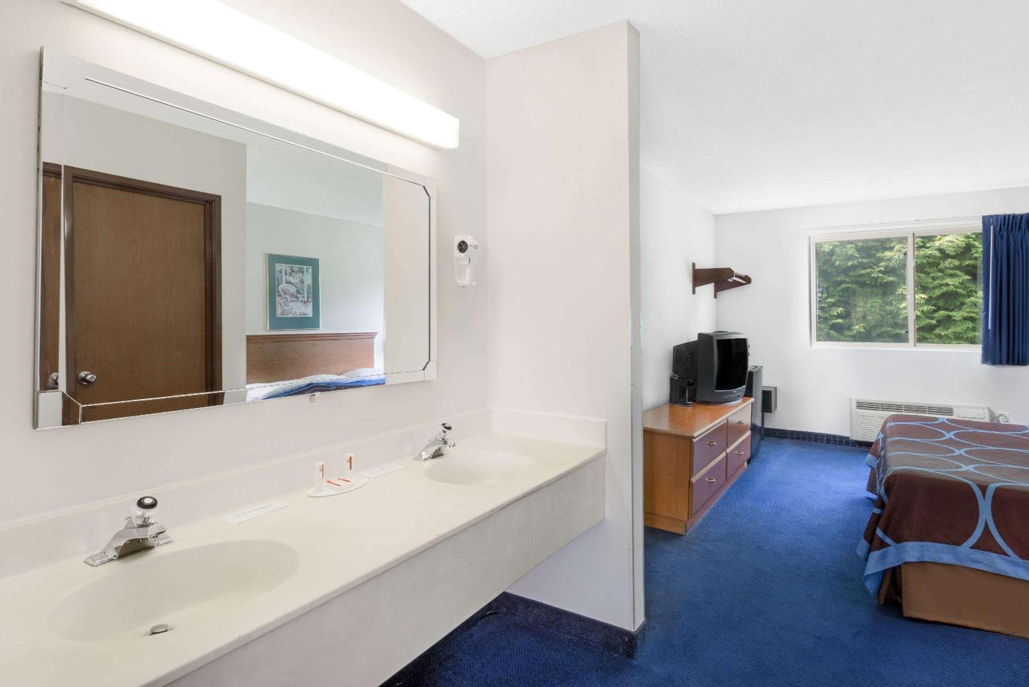 Super 8 By Wyndham Kingston Hotel Екстериор снимка