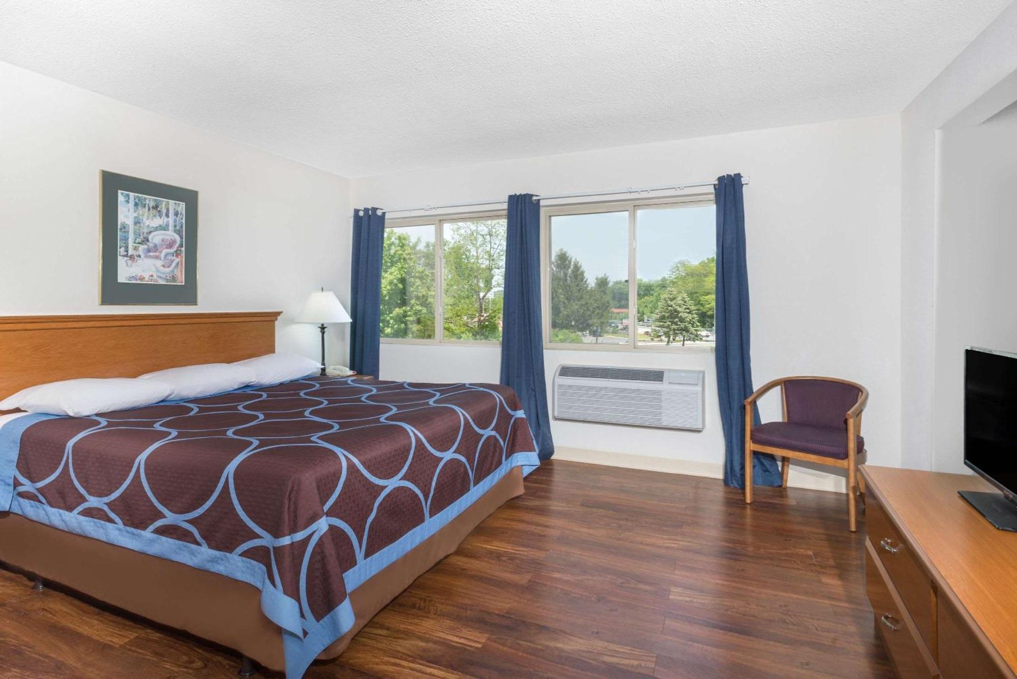 Super 8 By Wyndham Kingston Hotel Екстериор снимка