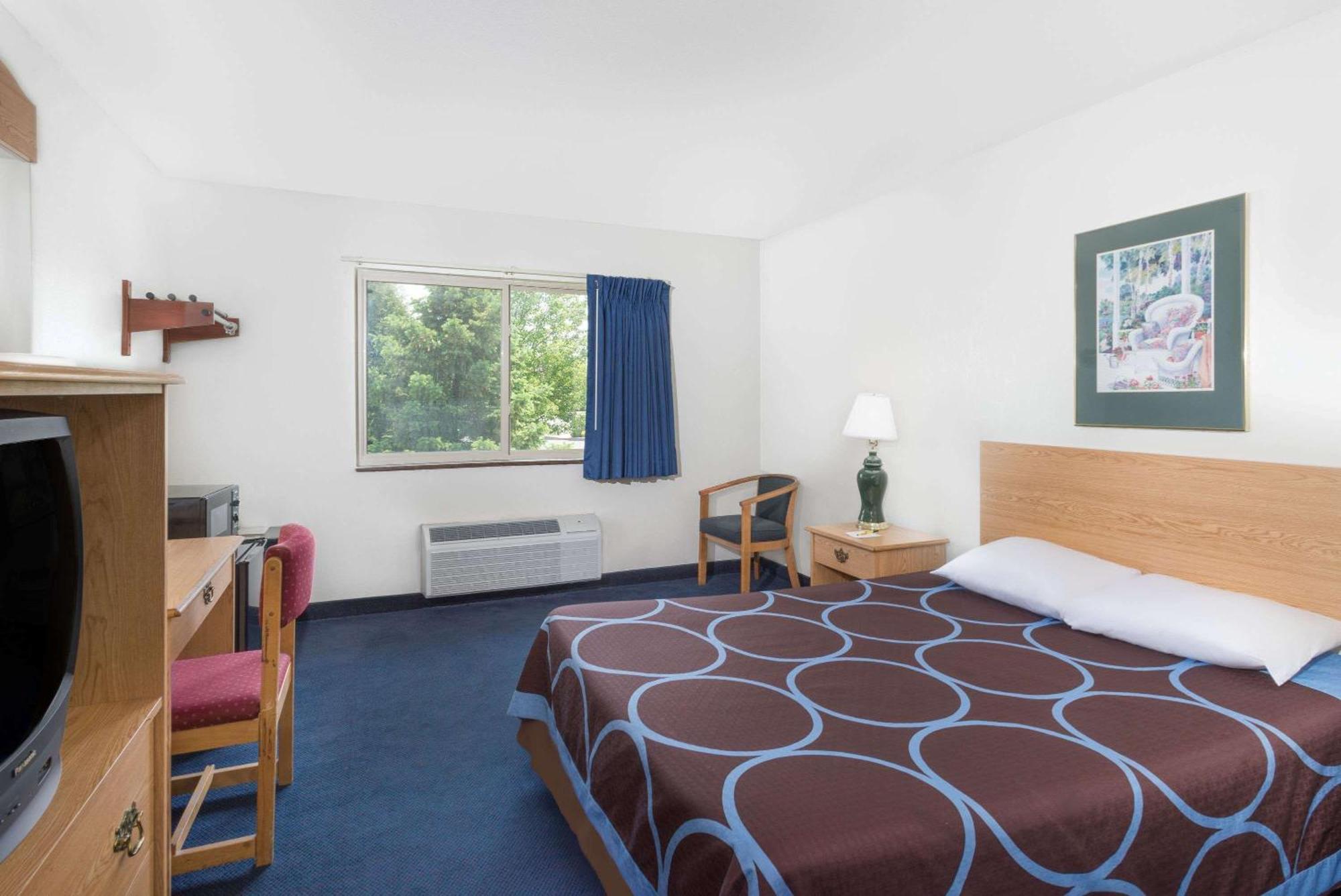 Super 8 By Wyndham Kingston Hotel Екстериор снимка