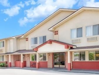 Super 8 By Wyndham Kingston Hotel Екстериор снимка