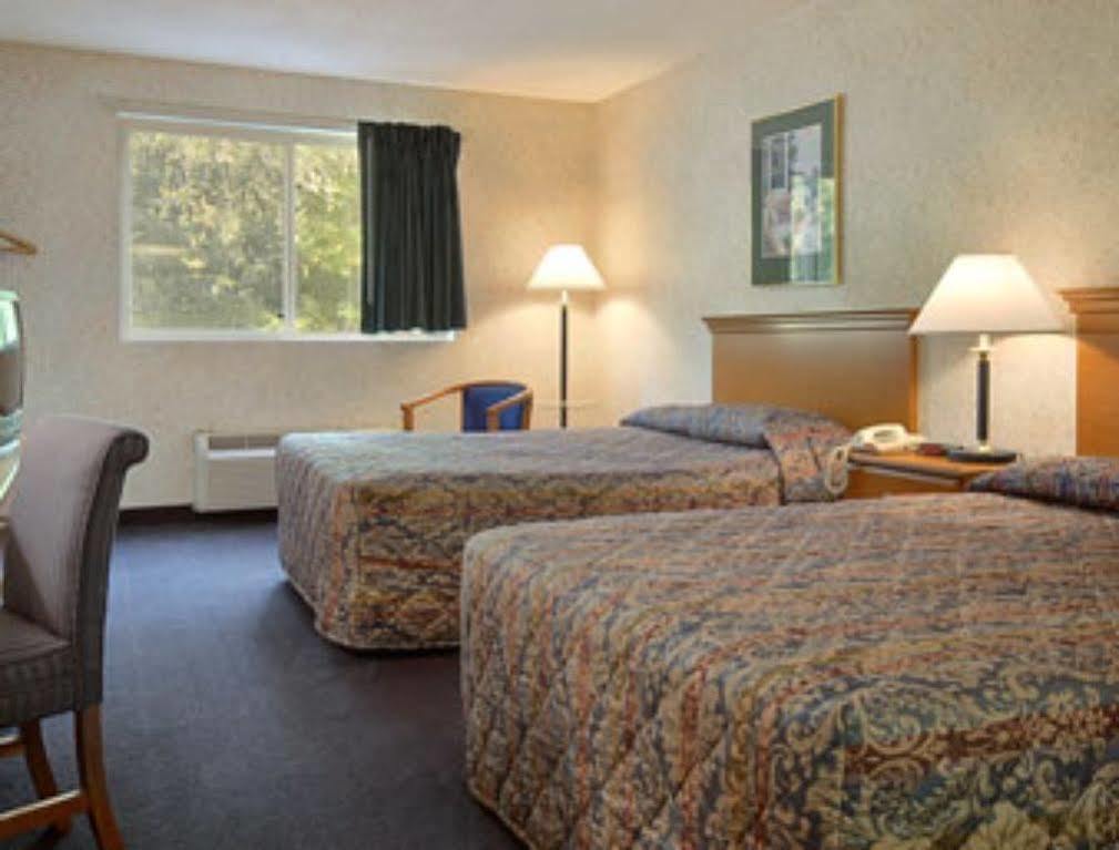 Super 8 By Wyndham Kingston Hotel Екстериор снимка