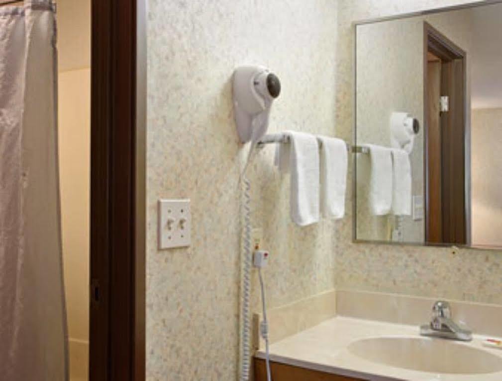 Super 8 By Wyndham Kingston Hotel Екстериор снимка