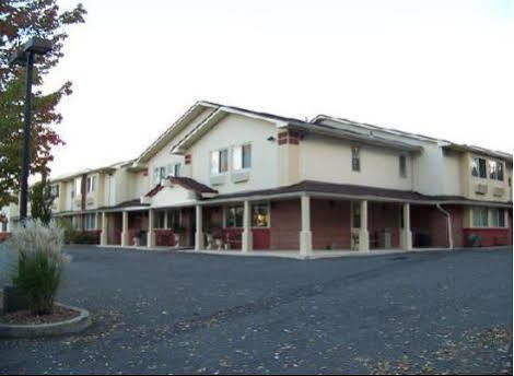 Super 8 By Wyndham Kingston Hotel Екстериор снимка