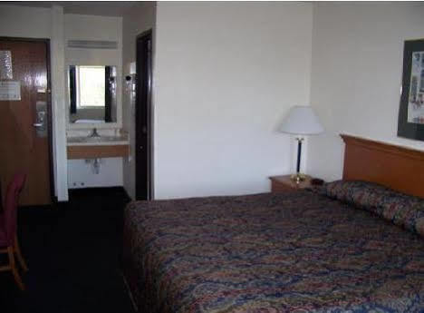 Super 8 By Wyndham Kingston Hotel Екстериор снимка