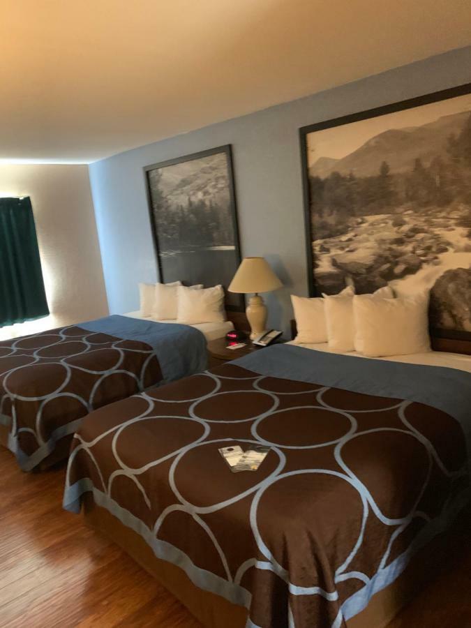 Super 8 By Wyndham Kingston Hotel Екстериор снимка