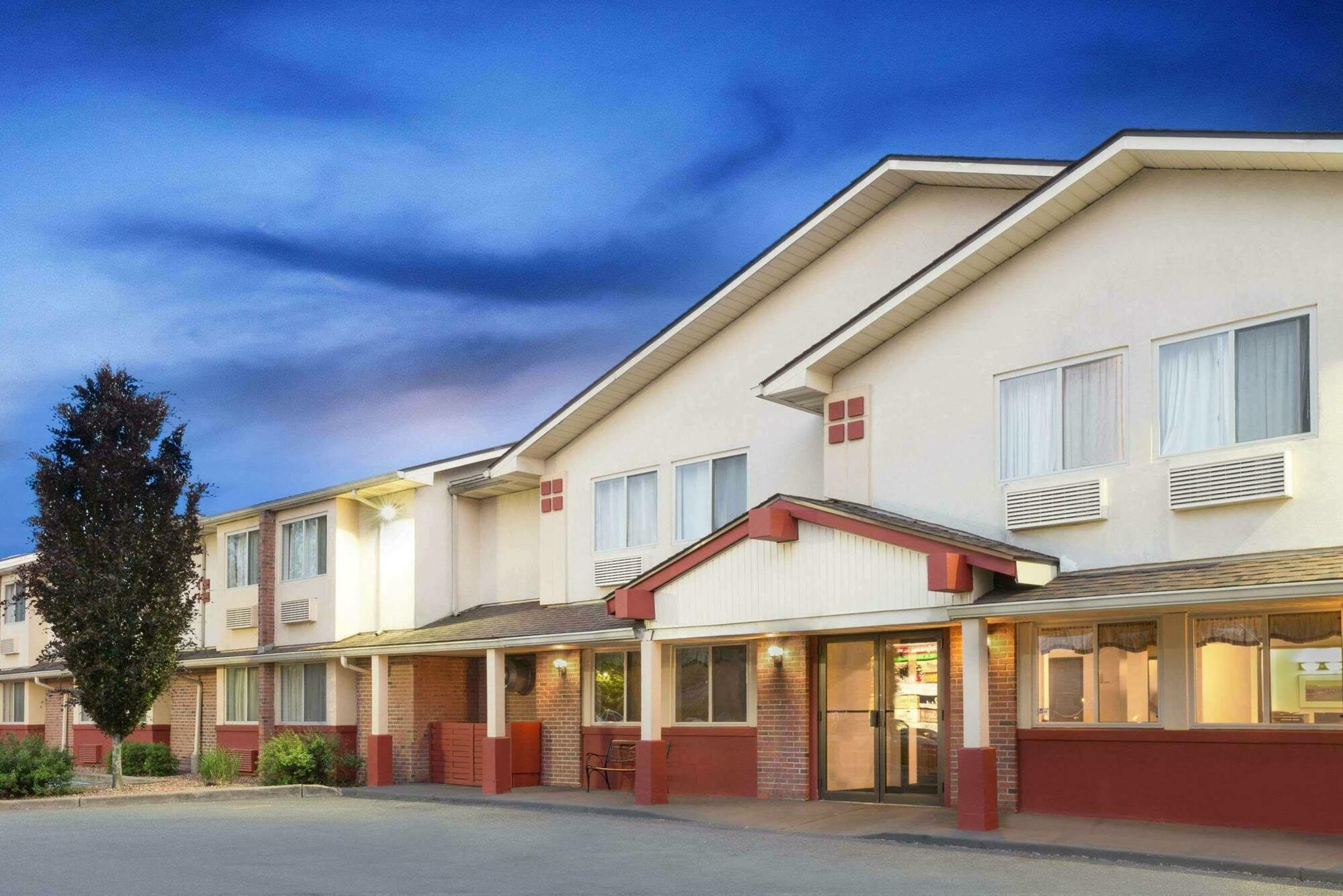 Super 8 By Wyndham Kingston Hotel Екстериор снимка